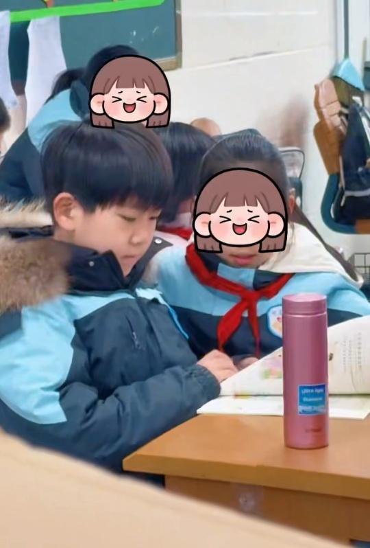 孤独症男孩被同学围着不给独处机会 暖心陪伴助融入集体