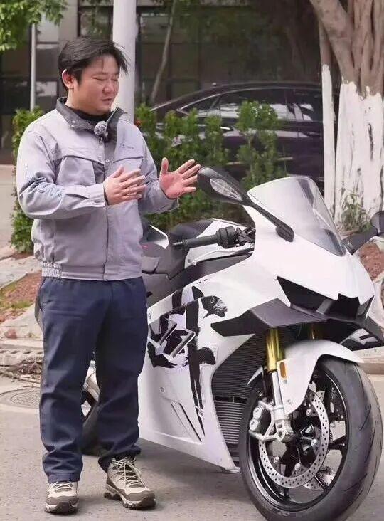 张雪摩托车封神背后是热爱 二十年追梦终成真