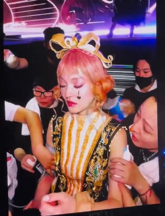 张韶涵演唱会突发不适插氧气管 敬业精神感动全场