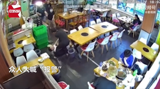 男子与人冲突进饭店厨房找菜刀 店主：系门前摊贩