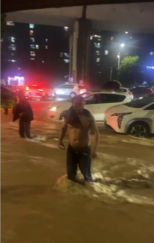 当地回应肇庆暴雨城区被淹 救援与清淤工作进行中
