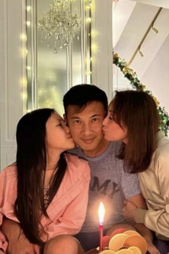 钟嘉欣与林文龙时隔15年同框和郭可盈搂肩亲密