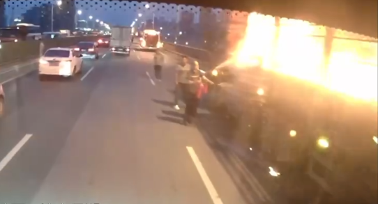 武汉一货车起火多人帮忙 三位公交司机及时出手 为救火赢得宝贵时间
