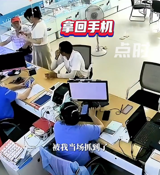 女子被盗后补卡时撞见小偷 当场质问拿回男子慌到逃离