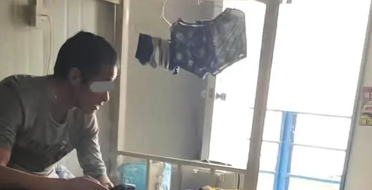 女子陪丈夫去工地打工，结果和老板私奔了，工友唏嘘：荒唐