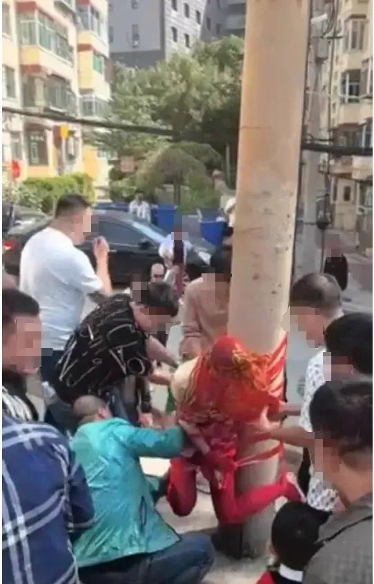 新娘被众人绑电线杆上，当地民政局回应：倡导文明婚礼，呼吁尊重新娘意愿