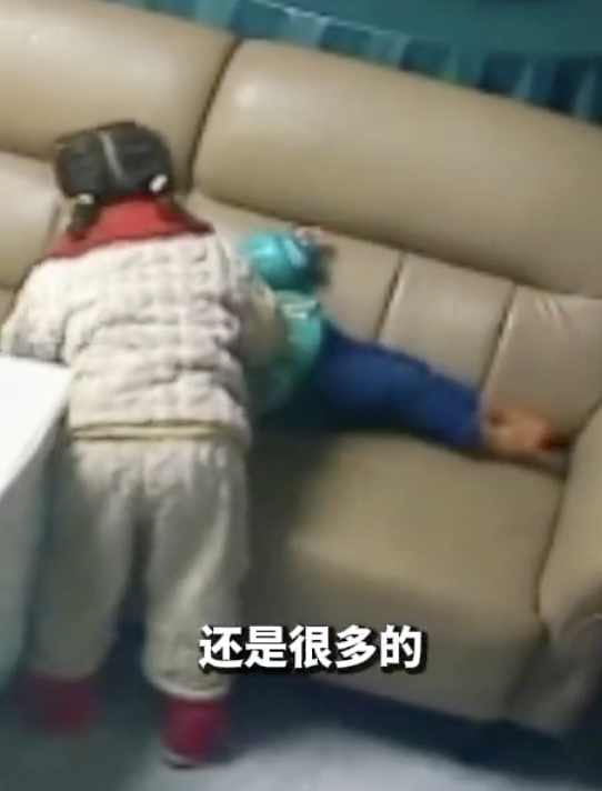  2歲弟弟看電視睡著 6歲姐姐貼心照顧