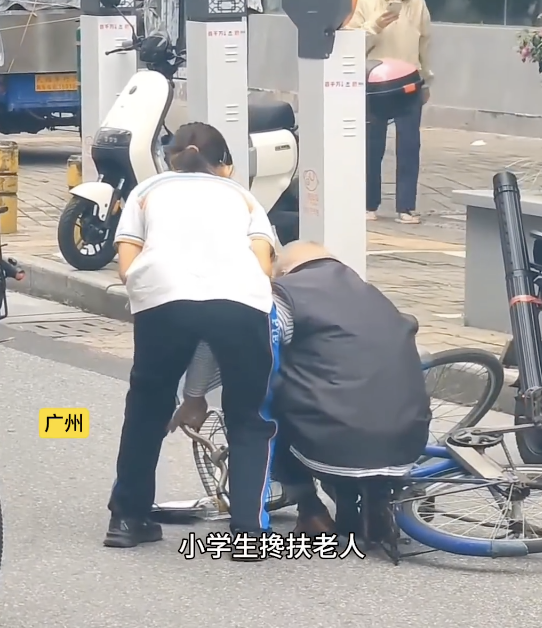广东穿校服女孩跪地搀扶摔倒老人
