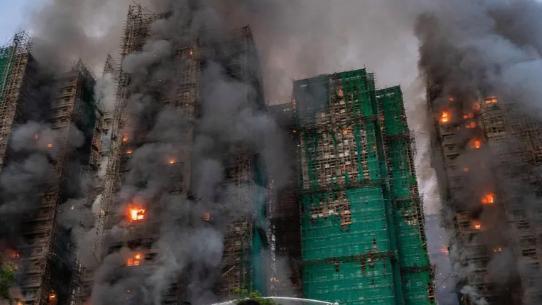 香港大埔大火后阿伯現(xiàn)場尋家人 火災無情教訓有情