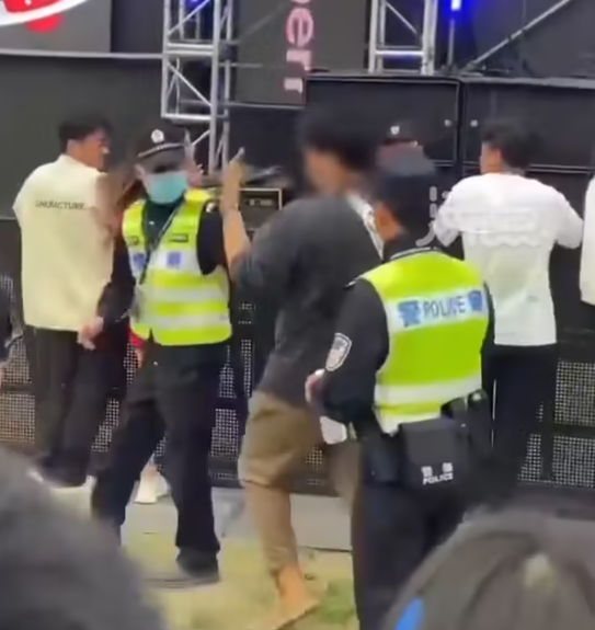 成都草莓音乐节一男子对警察竖中指 被合力制服带走