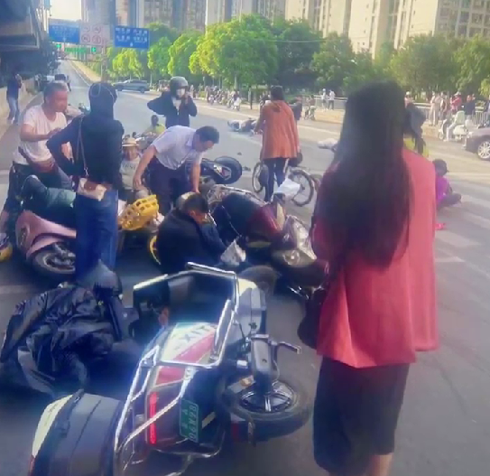 云南昆明发生车祸 多名骑车人员倒地 交警已在现场进行处置