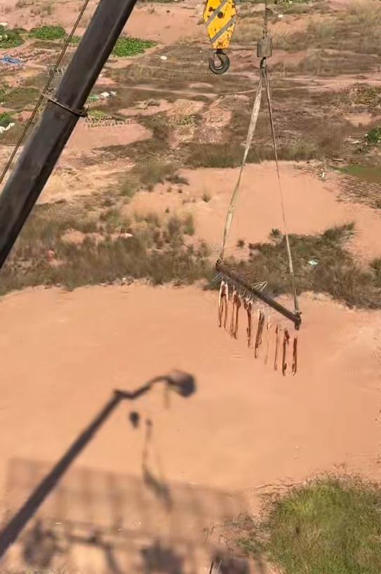 男子出动吊车半空中晾晒腊肉 创意防狗妙招