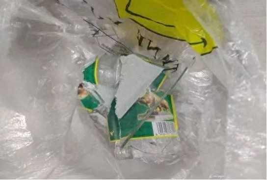 一个男人被限制在32楼扔一瓶葡萄酒，并因从高处