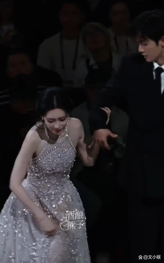 孟子义摔倒后检查膝盖 舞台意外引关注