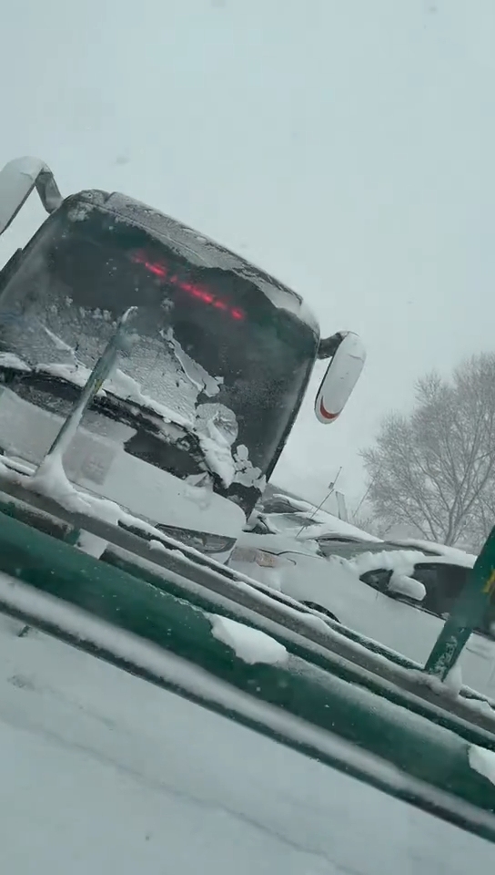 吉林珲乌高速受大雪影响多车相撞 长春高速路口全关闭