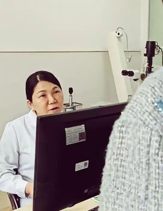 医生回应男子晒眼10分钟视力骤降
