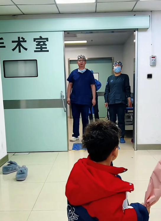3歲兒子捧鮮花手術(shù)室門口等癌癥媽媽 感人瞬間觸動人心