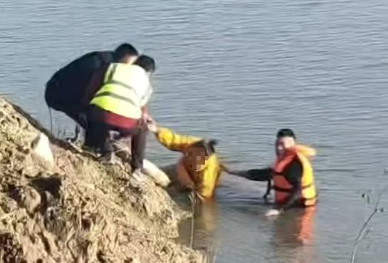 民警毫不犹豫跳入河中救人 警民携手化险为夷
