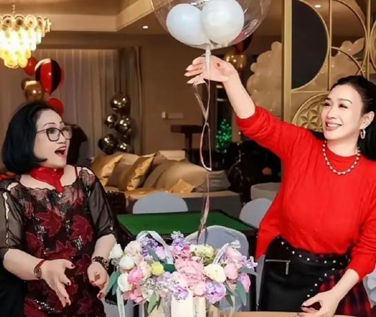 钟丽缇在北京家中为妈妈办78岁生日派对，长相身材几乎都遗传妈妈 岁月从不败美人