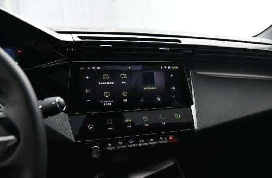 年轻人不爱老款车，标致408X凭啥火爆？全因这点不一样