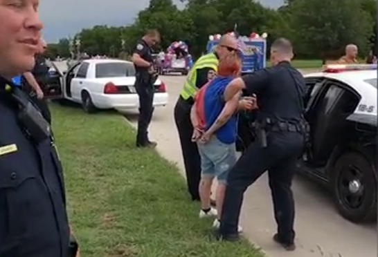 美国61岁老妇开拖拉机冲撞游行队伍 被警方逮捕