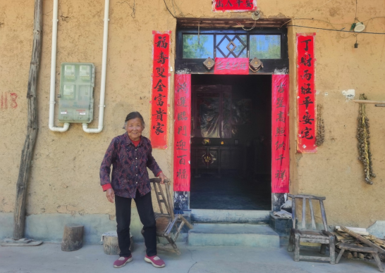 7旬孤寡老人拍遗照笑得像孩子 85后妹子为老人圆梦