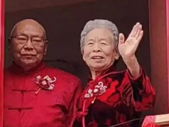 86岁老人隆重仪式迎娶初恋女友 学校回应：