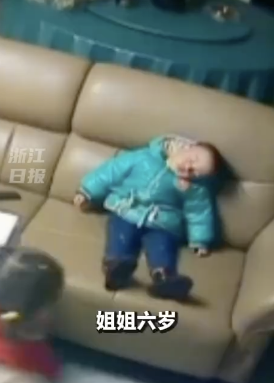  2歲弟弟看電視睡著 6歲姐姐貼心照顧