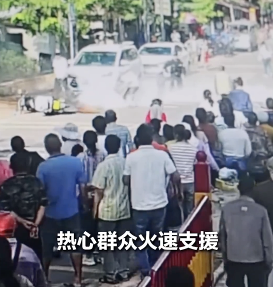 女子骑摩托车摔倒身上起火 警民合力扑救