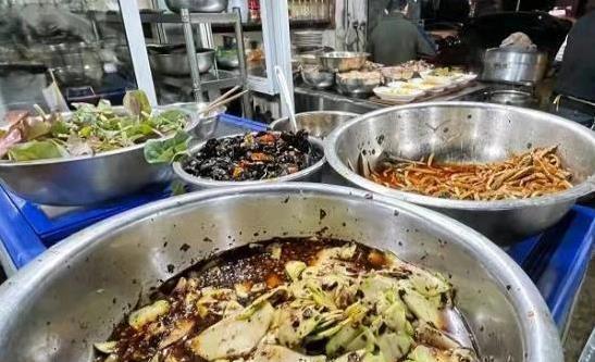 重庆街边豆花饭火爆，8元一碗人挤人，上菜快却凉半桌？