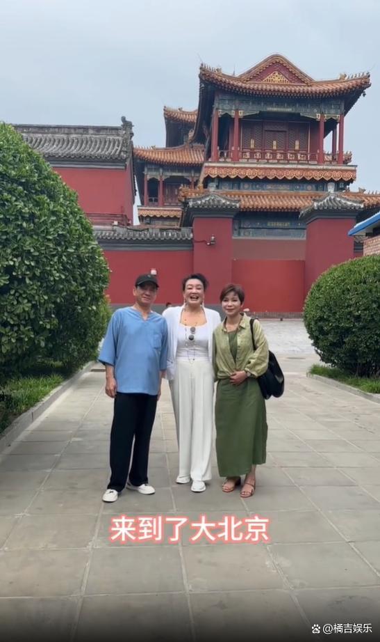 張?zhí)m帶親家為兒女祈福 傳統(tǒng)與現(xiàn)代的碰撞