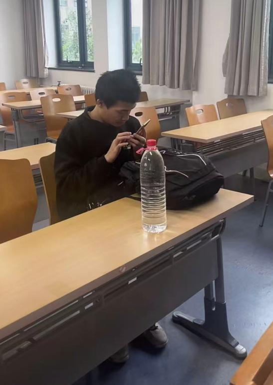 网友曝韦东奕换办公室了 新环境窗明几净