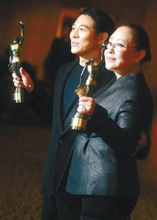 斯琴高娃75岁坐飞机被围观，摘眼镜露真容，她回国是要接新戏？