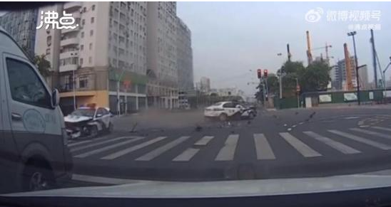 上海警方回应送孕妇途中两警车相撞
