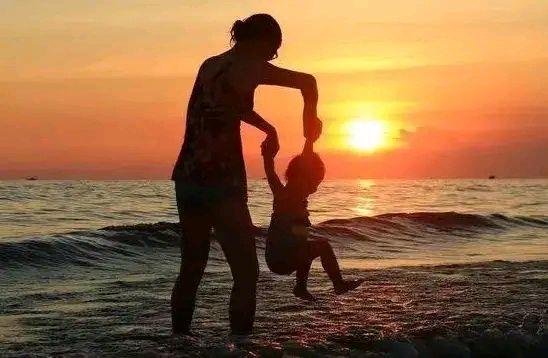 孩子困车内已昏迷，父母竟不愿砸窗救人，路人：砸坏我赔