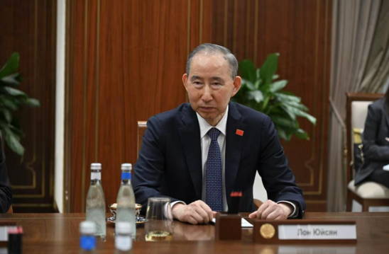 乌兹别克斯坦共和国总理阿卜杜拉·阿里波夫亲切会见龙宇翔