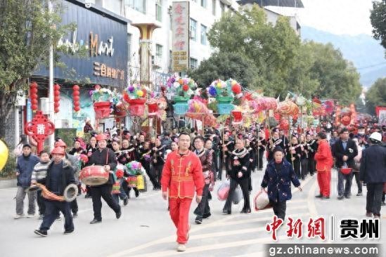 貴州臺(tái)江百龍舞動(dòng)鬧元宵