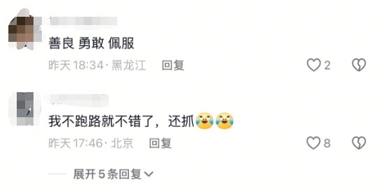 強(qiáng)得可怕,！女子手抓大蛇騎車過市 遇到蛇該怎么辦