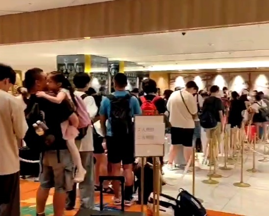 写遗书乘客哽咽还原航班急降过程 氧气罩脱落惊魂一刻
