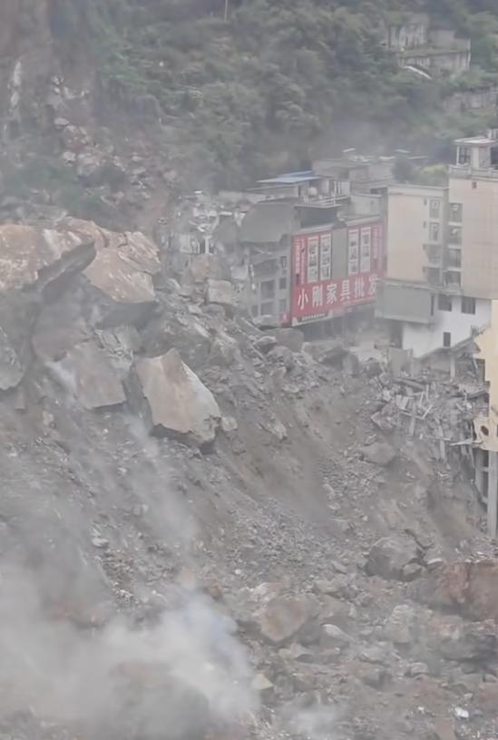 重庆山体垮塌受损房屋被曝有五六层