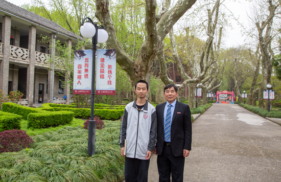 严魏敏（左）与上海市松江二中校长俞金飞。