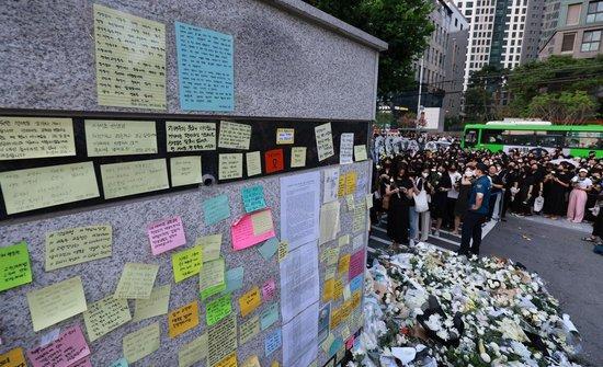 韩国00后小学老师遭霸凌自杀 20万教师首尔街头抗议