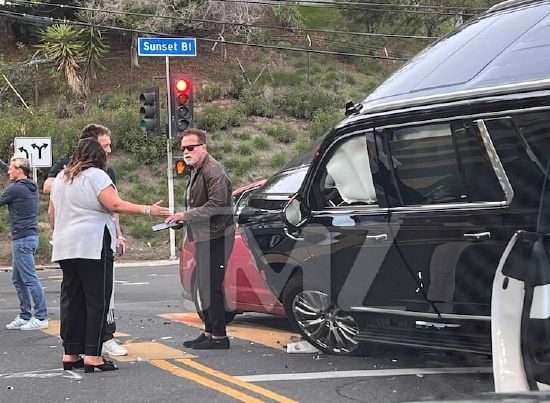 施瓦辛格洛杉矶遭遇车祸 事故造成1女子受伤