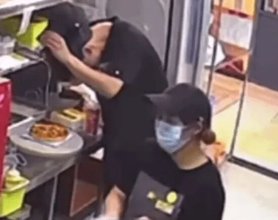 员工向比萨狂撒头皮屑，尊宝比萨回应：已报警，全国门店开展食品安全排查