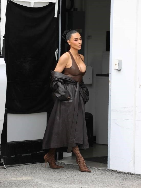 金卡戴珊复工穿2.8万裤袜 网友:对不起只看了硬实力