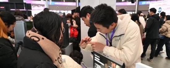 AI革新生活，软硬件结合引领未来，模速空间助力智能发展。