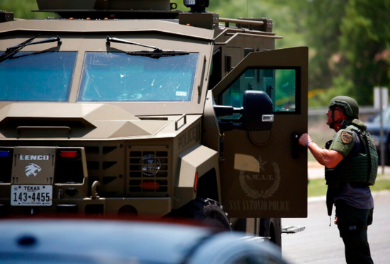 美国得州小学枪击事件致15人死亡：装甲车赴现场