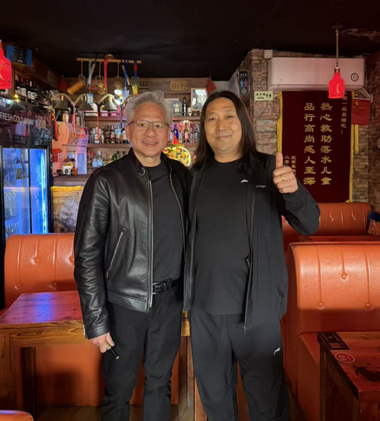 黄仁勋北京必吃榜我们都尝了!后海酒吧老板:他答应以后每年来一次