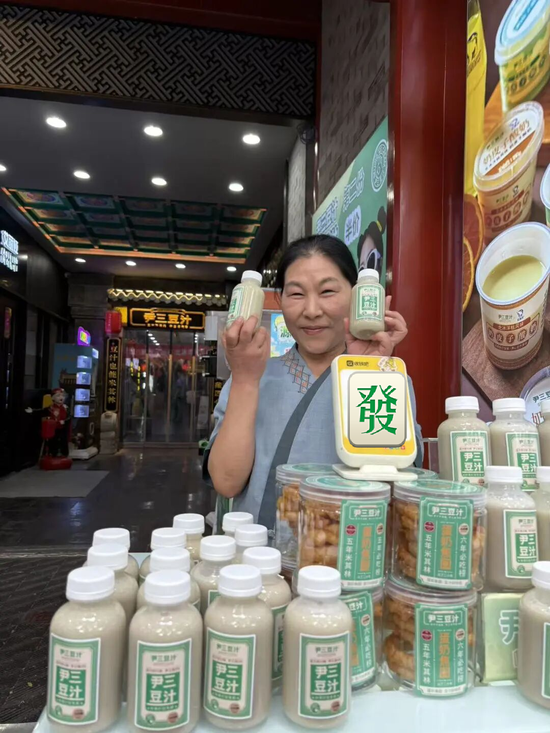 黄仁勋北京必吃榜我们都尝了!后海酒吧老板:他答应以后每年来一次 老黄严选北京游