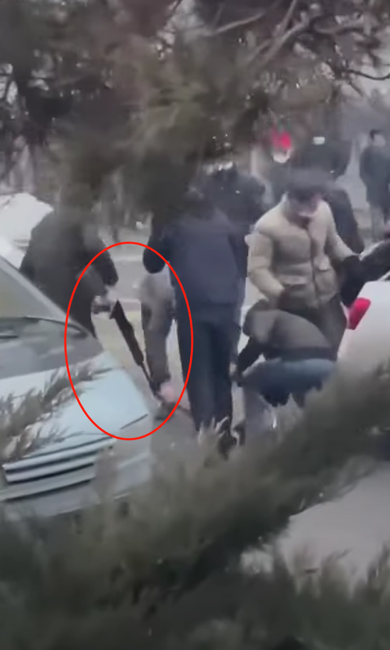 画面曝光！哈萨克斯坦不明人员发放枪支 抗议者哄抢